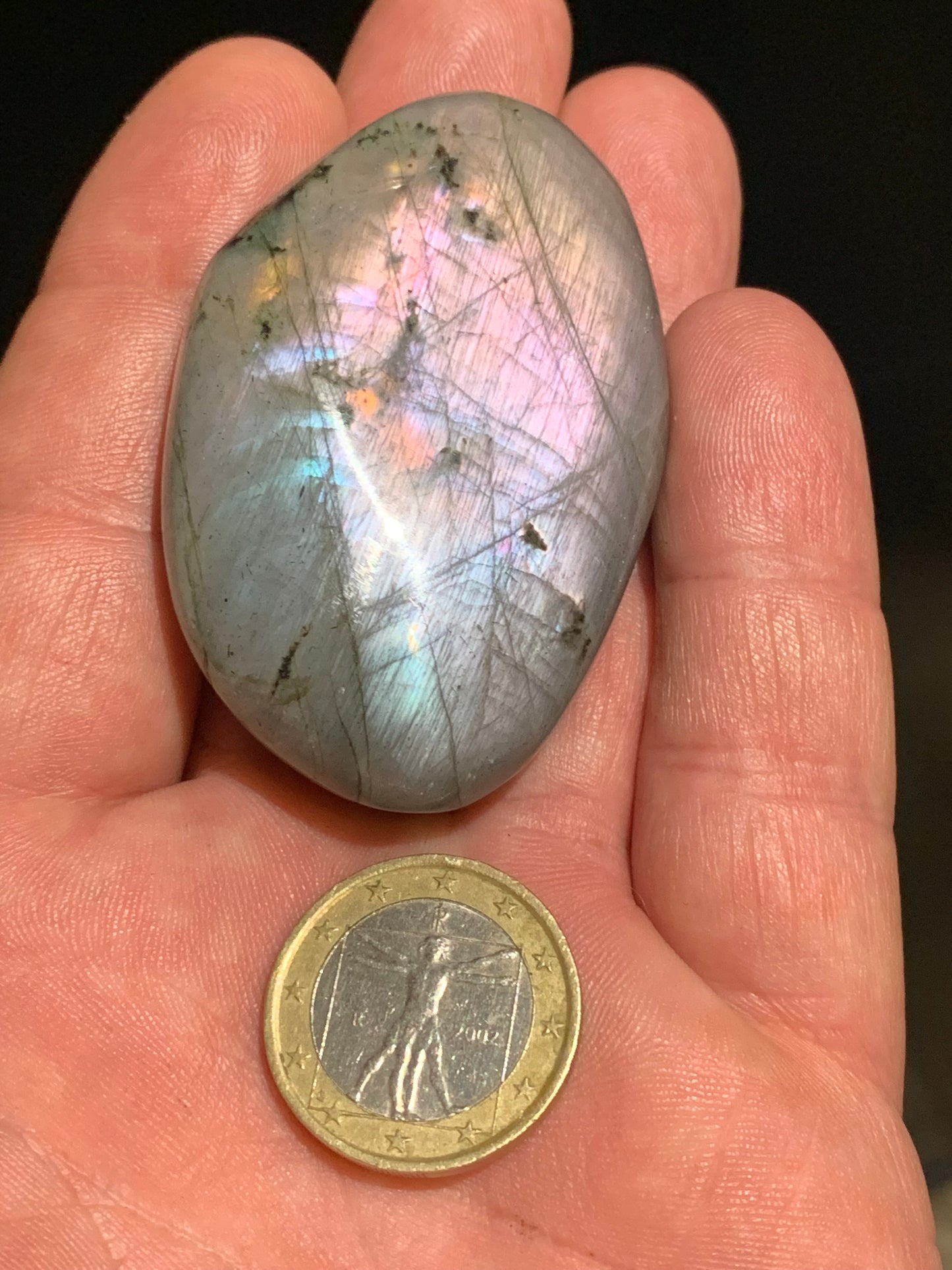 Labradorite, galet/ pierre plate - 60 x 39 x 17 mm - 60,7 gr. - parfait pour une pierre de massage !