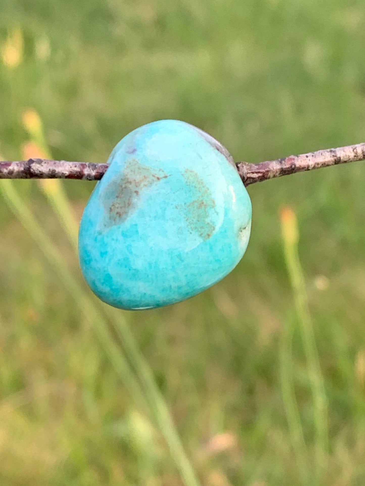 Amazonite, pierre percée de 24mm de hauteur x 20 x 11. Vendu avec cordon réglable de couleur noire offert !