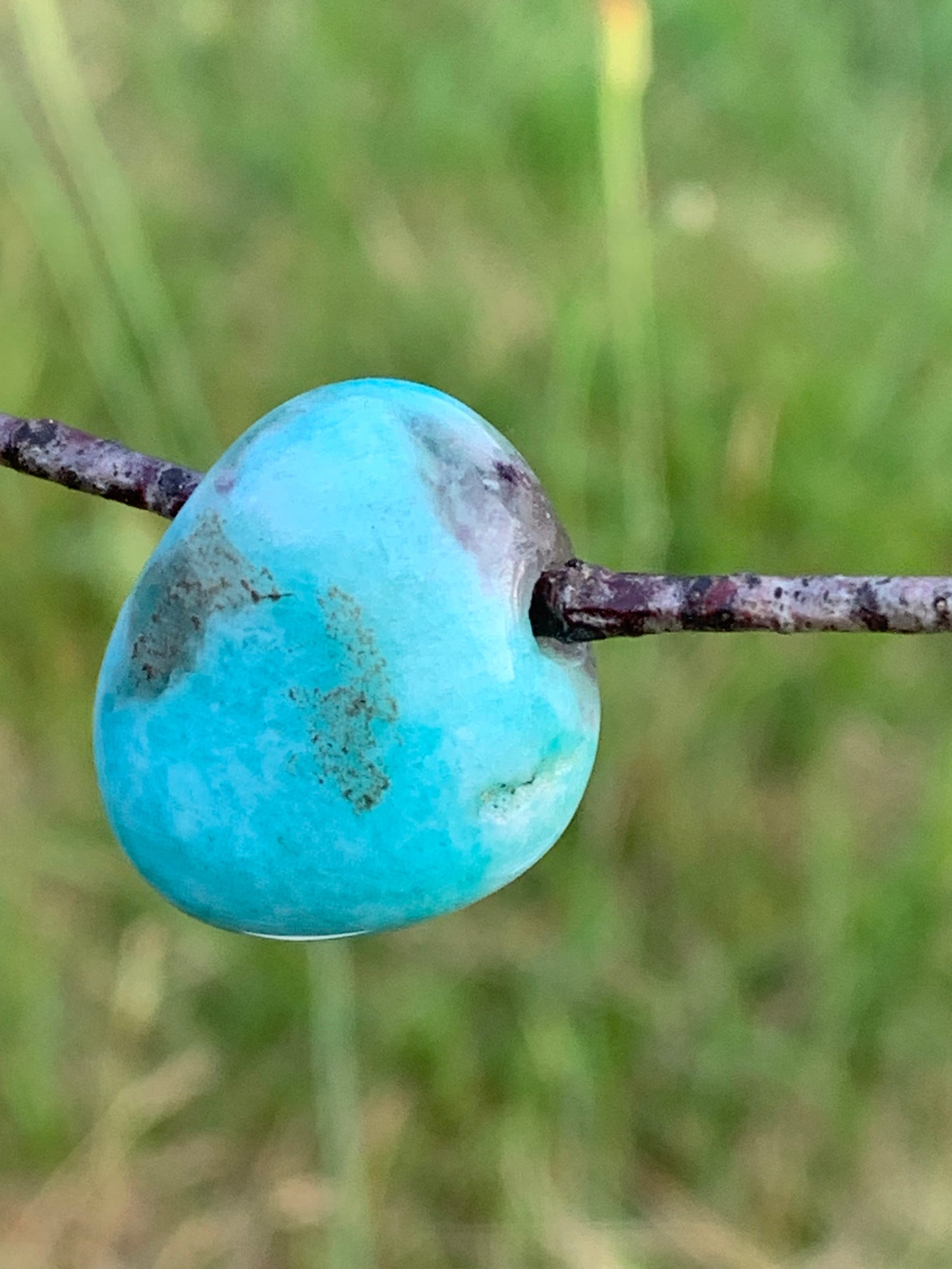 Amazonite, pierre percée de 24mm de hauteur x 20 x 11. Vendu avec cordon réglable de couleur noire offert !