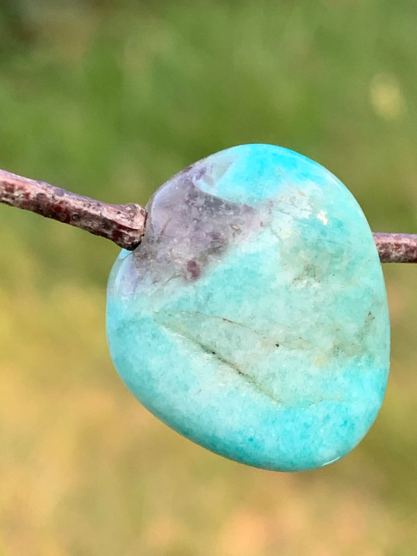 Amazonite, pierre percée de 24mm de hauteur x 20 x 11. Vendu avec cordon réglable de couleur noire offert !