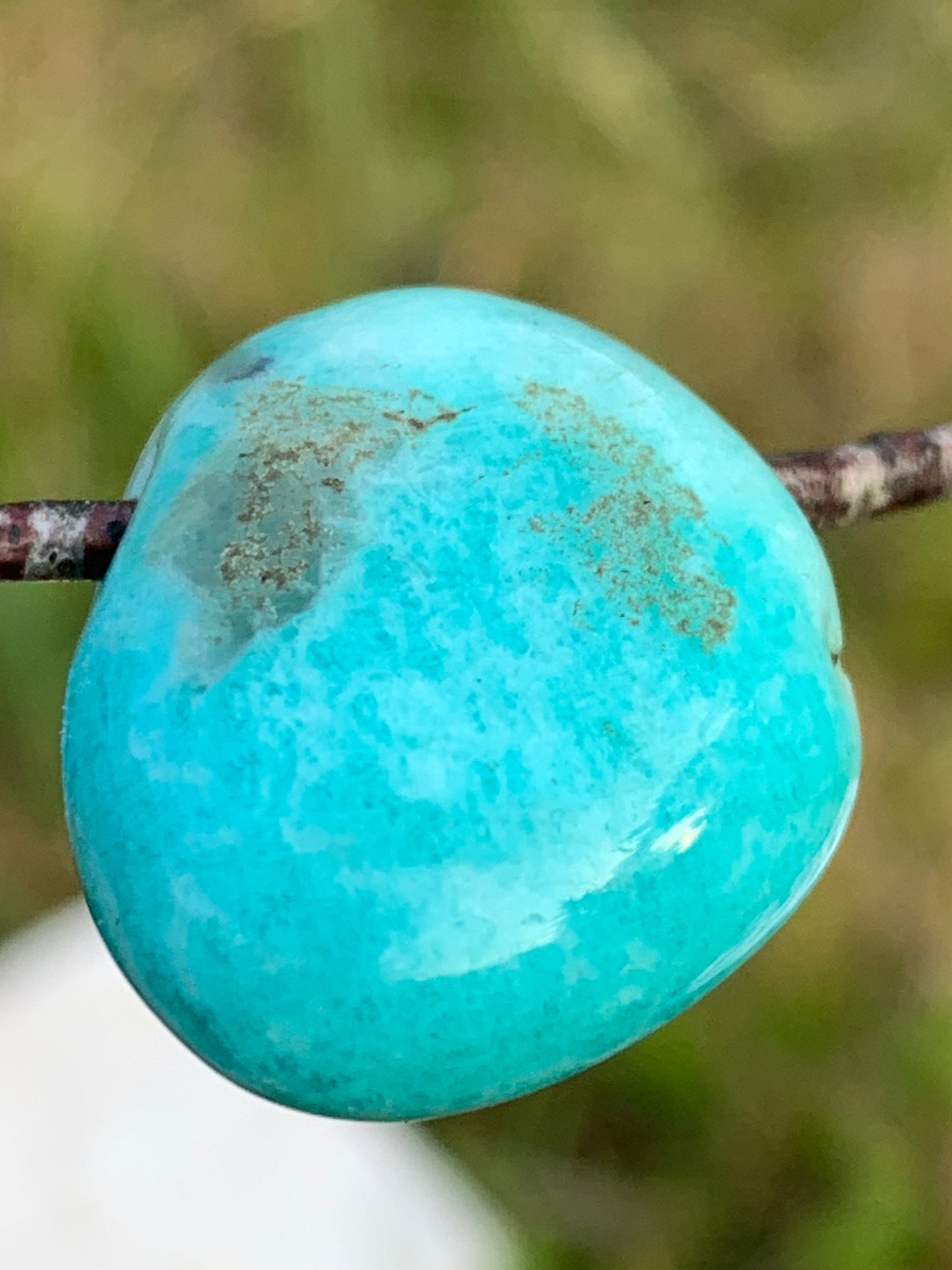 Amazonite, pierre percée de 24mm de hauteur x 20 x 11. Vendu avec cordon réglable de couleur noire offert !