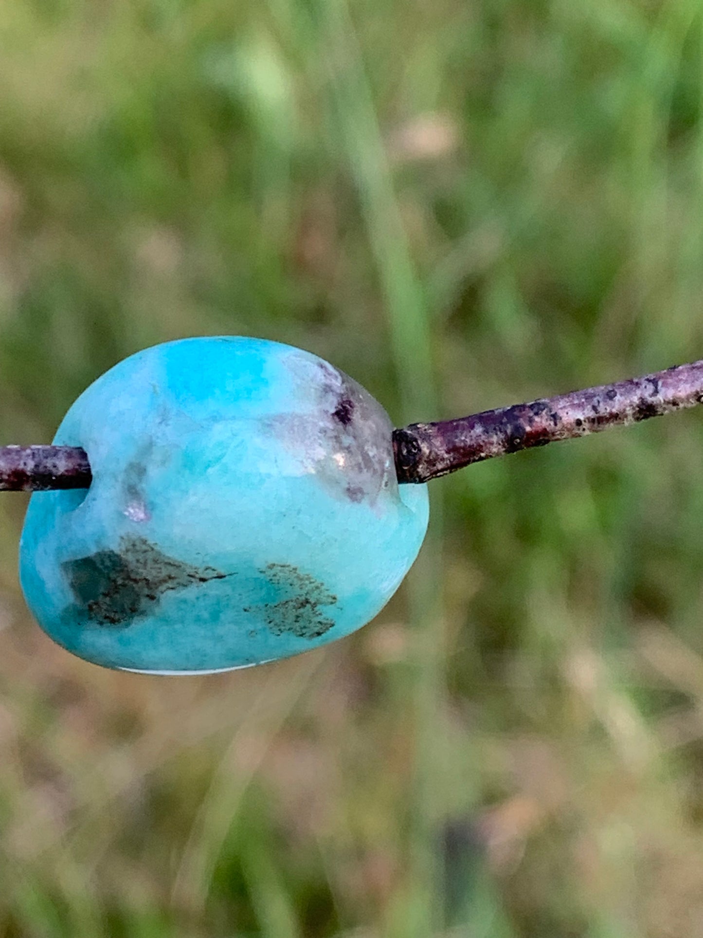 Amazonite, pierre percée de 24mm de hauteur x 20 x 11. Vendu avec cordon réglable de couleur noire offert !
