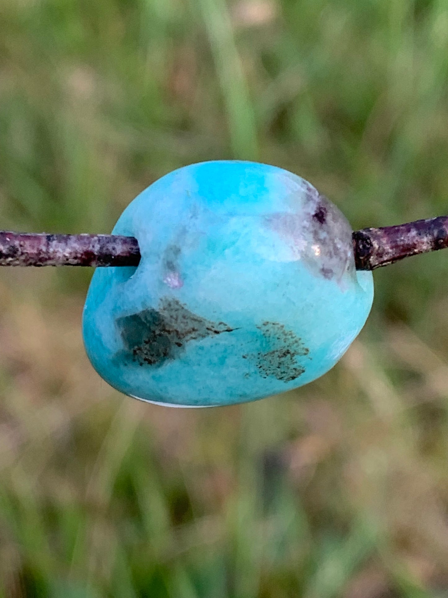 Amazonite, pierre percée de 24mm de hauteur x 20 x 11. Vendu avec cordon réglable de couleur noire offert !