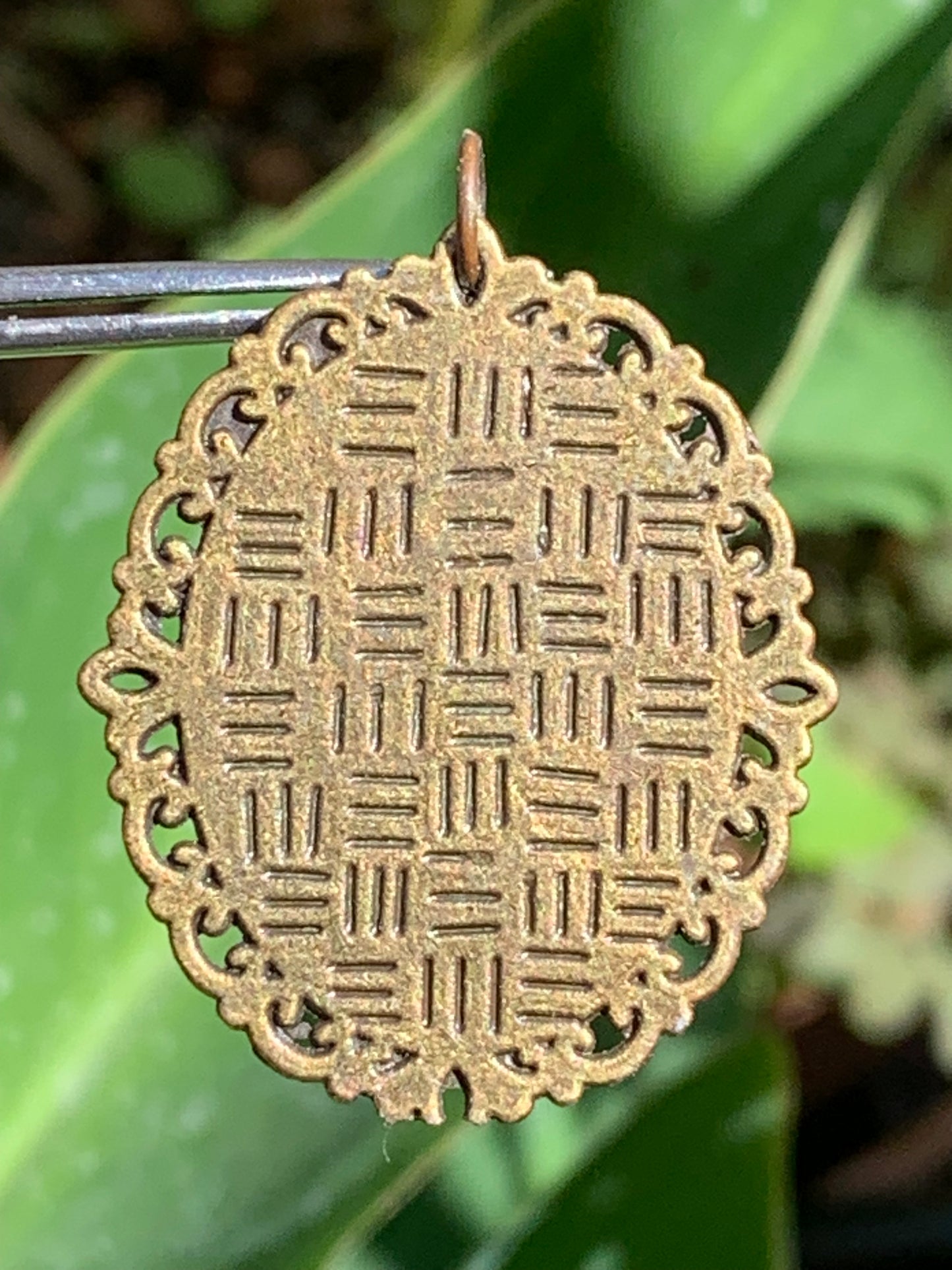 Médaillon couleur Bronze avec Aventurine/ quartz vert, de 36 mm de ht x30 x3. Vendu avec un cordon noir réglable !