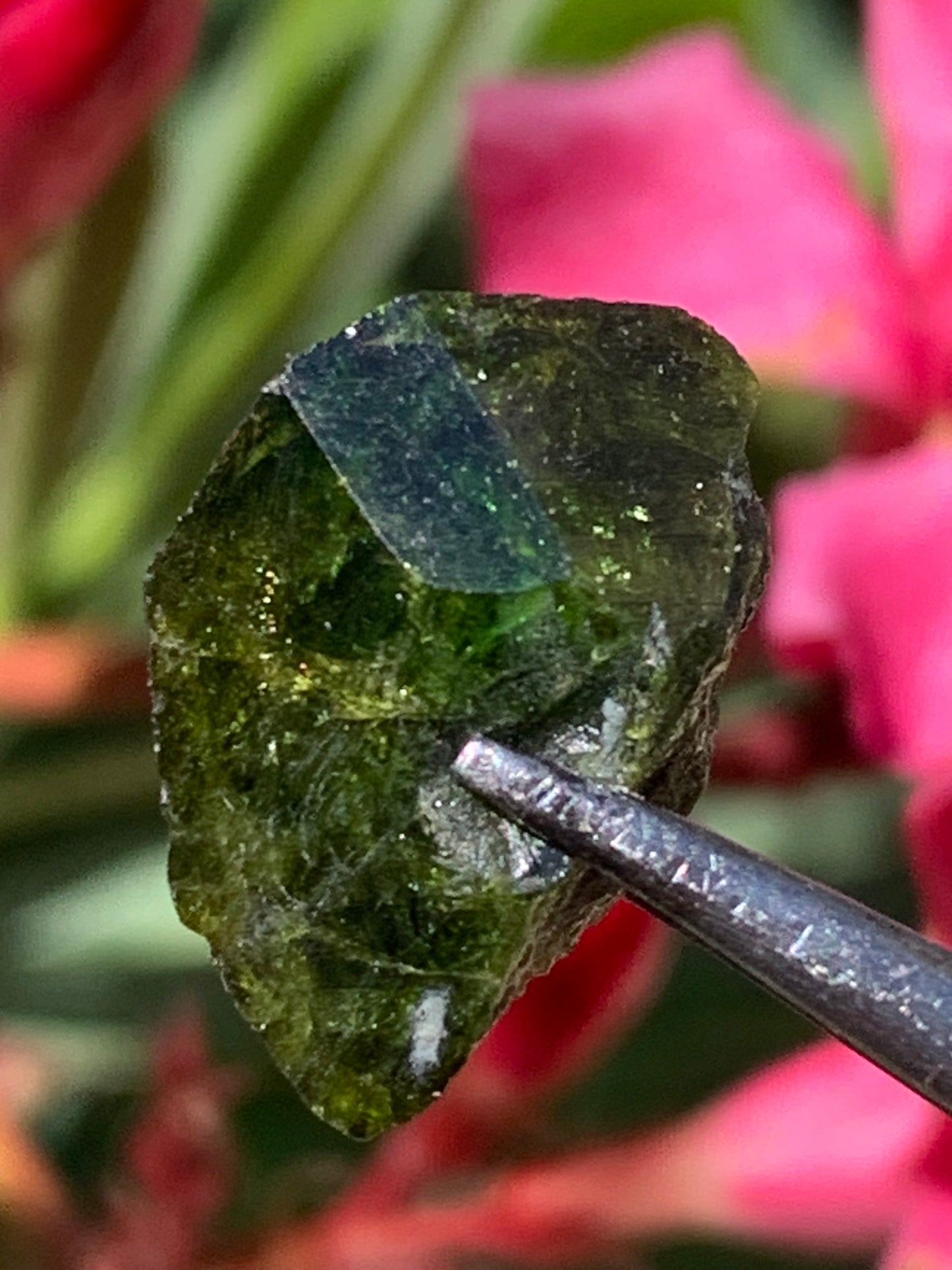 Vésuvianite dit aussi Idocrase (peu connue), spécimen de 19 mm x 14 x 8 - 2 grammes ! Superbe petite pièce !