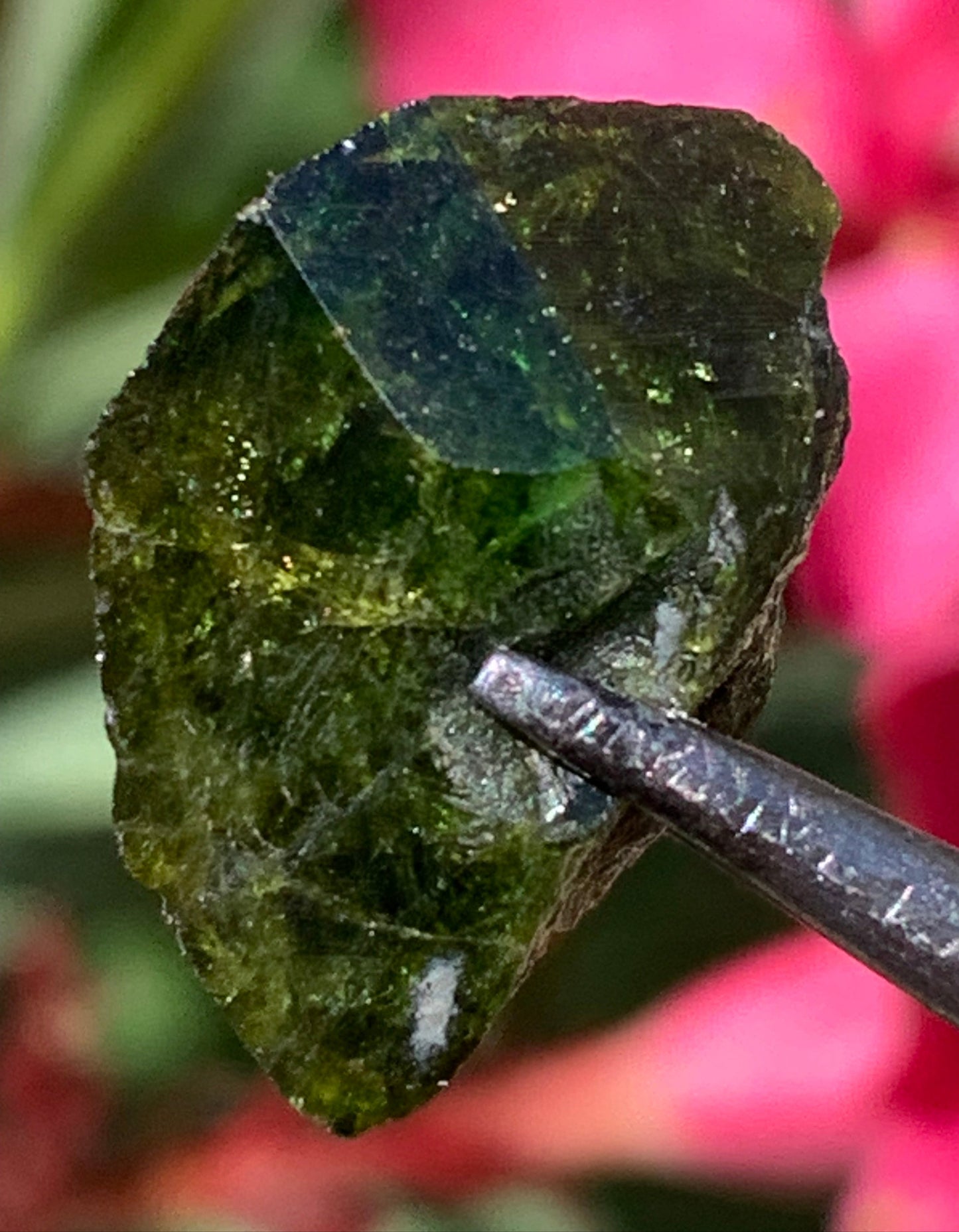 Vésuvianite dit aussi Idocrase (peu connue), spécimen de 19 mm x 14 x 8 - 2 grammes ! Superbe petite pièce !
