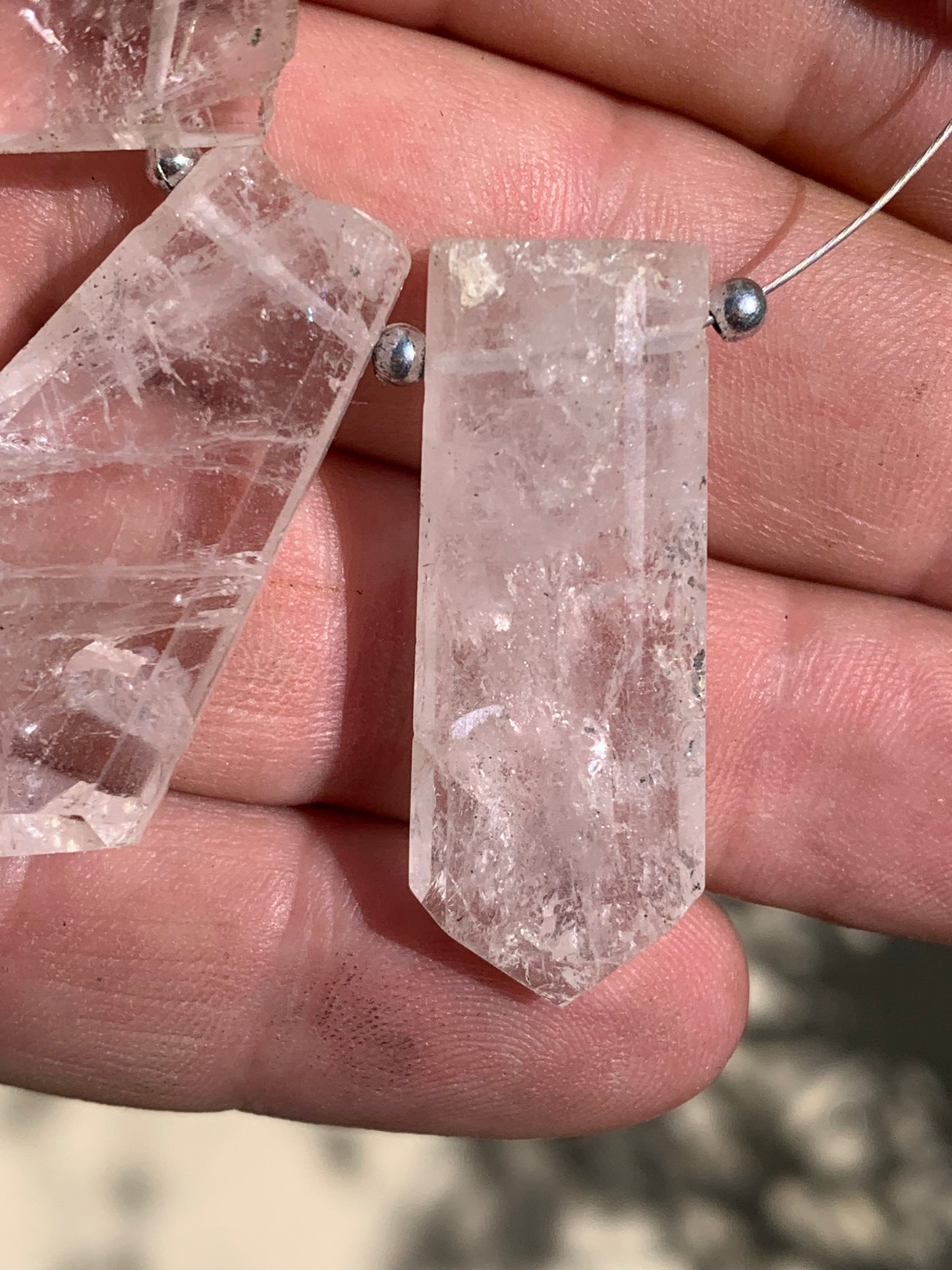 Morganite/ Beryl/ Emeraude rose, cristaux percés de 40mm x19 x8 et 8 grammes par pièce environ. Parfait en bijouterie, collection ,exposition...
