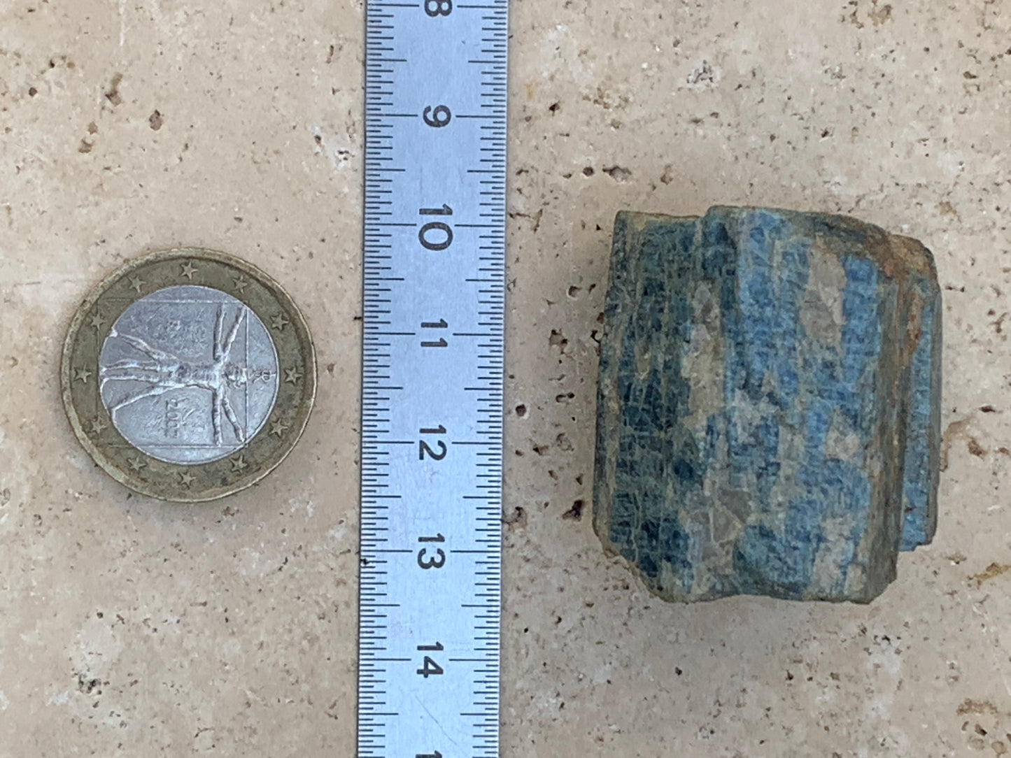 Béryl bleu, spécimen de 34mm x 32 x 30 - 49,3 grammes. Parfait en collection, exposition, lithothérapie...