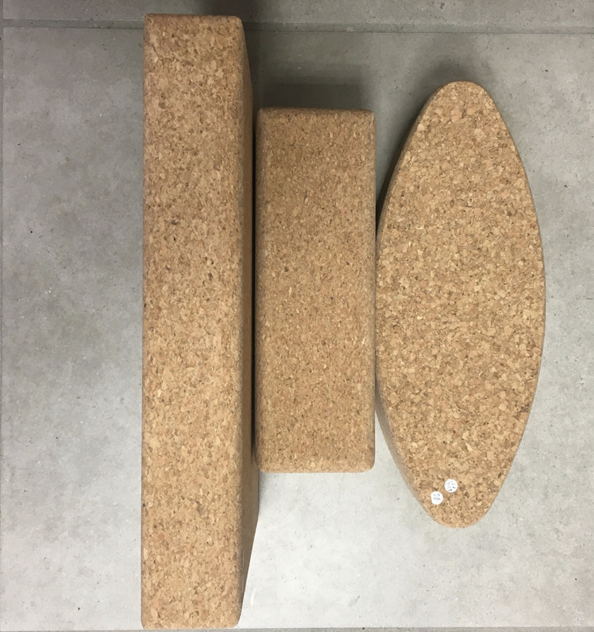 Sélection de blocs de liège pour utilisés comme outil en physiothérapie, Yoga... Le liège est léger, pratique a manier, pratique aussi pour aider aux postures longues, parfait ! Fait au Portugal !