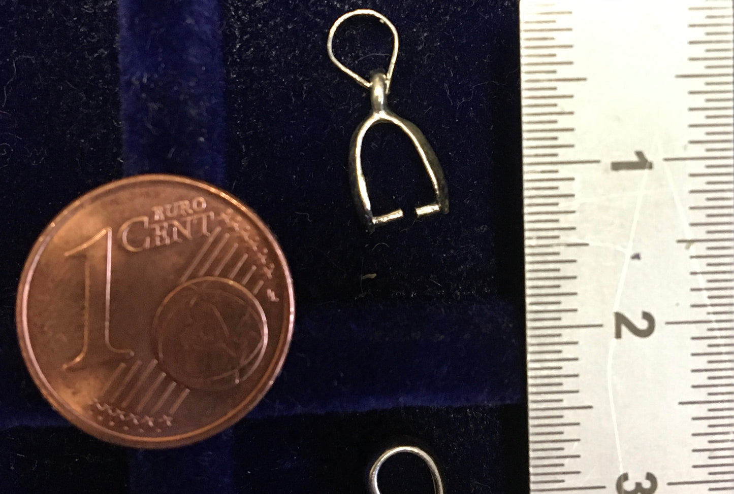 Sélection de bélières pour pierres percées (cabochons, perles...). De 5 à 15 millimètres... Très bonne qualité, parfait pour adapter vos pierres préférées ! Finition Argent, doré ou argenté ! 