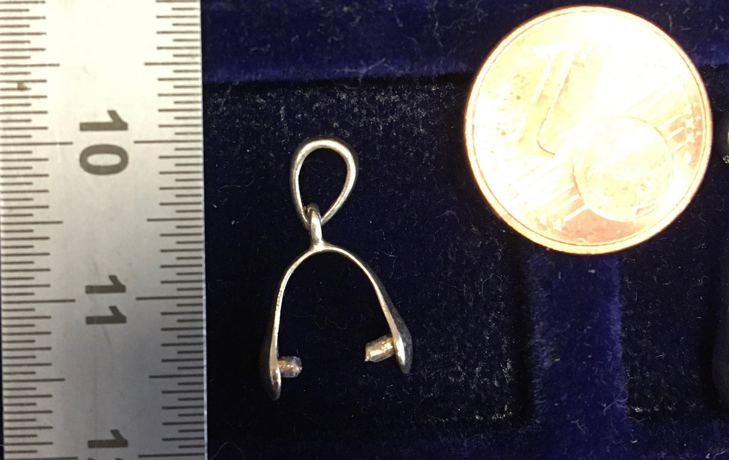 Sélection de bélières pour pierres percées (cabochons, perles...). De 5 à 15 millimètres... Très bonne qualité, parfait pour adapter vos pierres préférées ! Finition Argent, doré ou argenté ! 