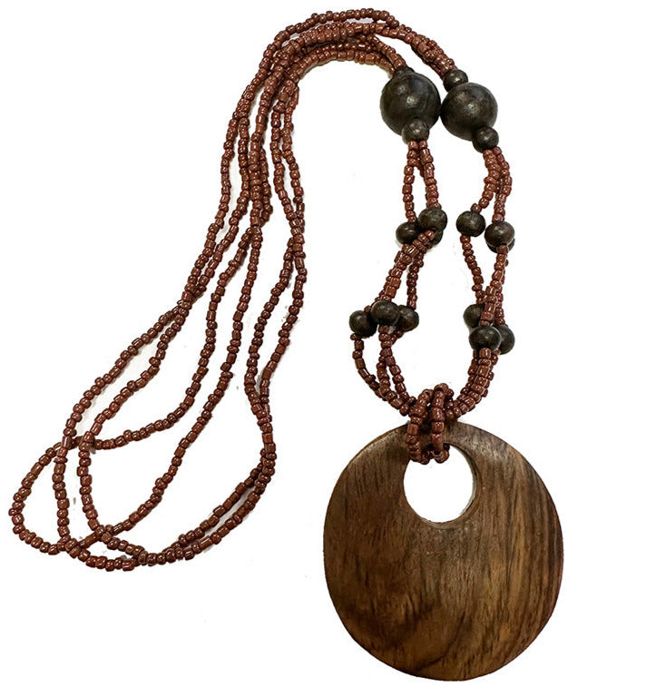 Collier/ sautoir de perles et pendentif en bois. 62 cm - Pendentif : environ 6 centimètres !