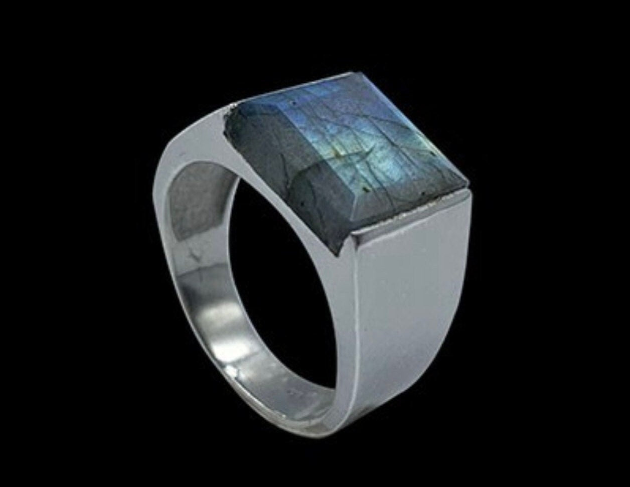 Bague/ chevalière qualité supérieure "Homme ou Femme", en Labradorite bleue, en Argent 0,925, taille disponible de 60 à 74 Fr. superbe cabochon serti d’un bleu envoutant et fascinant !