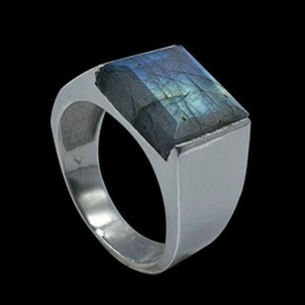 High-quality ring/signet "Man or Woman", in blue Labradorite, in 0.925 Silver, available sizes from 60 to 74 Fr. superb cabochon set with an enchanting and fascinating blue!
