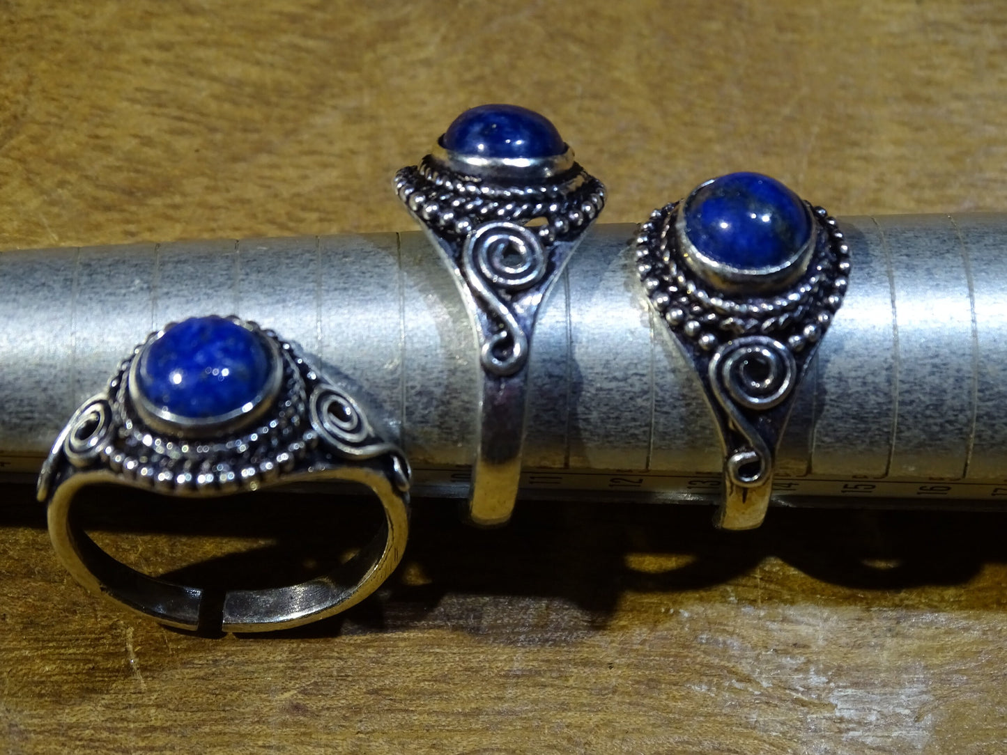 Bague en lapis lazuli, en laiton couleur Argent. Superbe pierre au bleu pharaon ! Réglable de la taille 54 à 60 Fr.