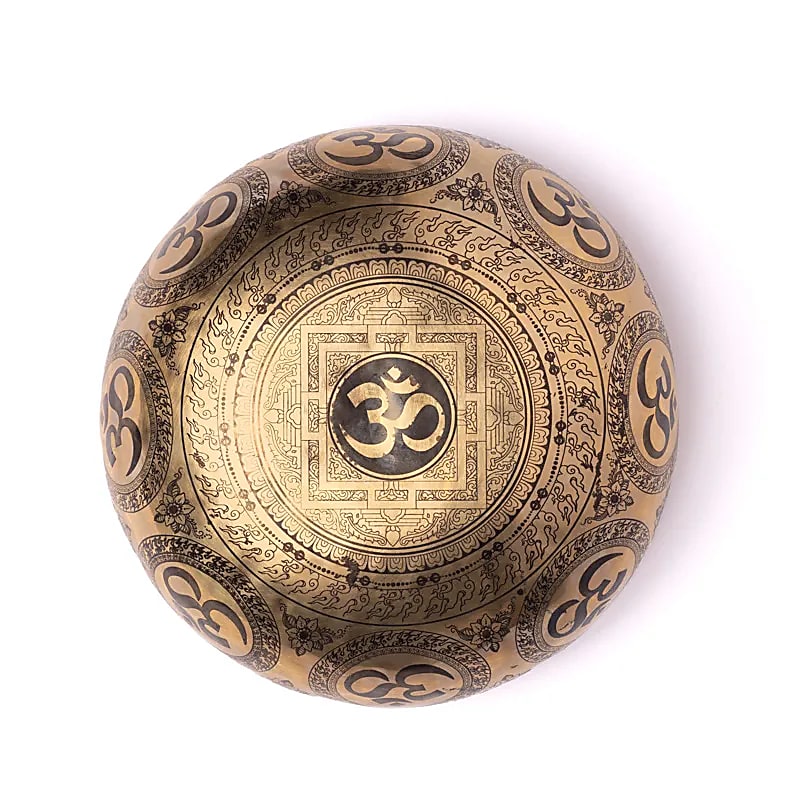 Bol en 7 métaux avec gravure de la 'Fleur de vie', taille de 22/24 centimètres - +/- 1400/1600 grammes. Vendu avec maillet adapté ! 'Fait main' au Népal !