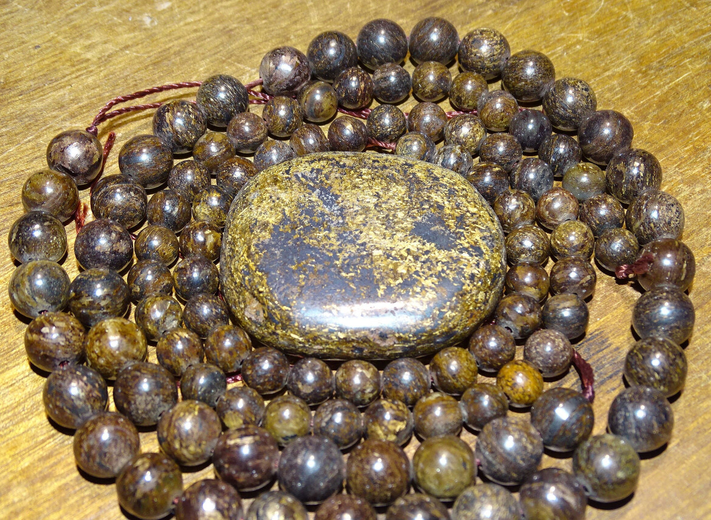 Bronzite, perles rondes de 6 et 8 mm, vendu en : fil de perle 38/39 cm, en bracelet de 17 à 21cm, en collier de 45 ou sautoir de 60cm. Qualité AA à AAA, superbes perles naturelles à l'effet métal !