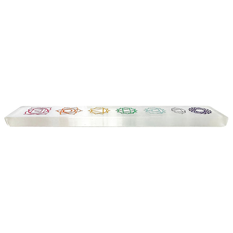 Plaque rectangulaire en sélénite avec motif des 7 chakras. Parfait pour purifier et charger les minéraux, bijoux...