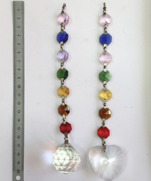 Sélection de 4 guirlandes avec des cristaux Feng Shui, aux couleurs des '7 chakras' ! 20 centimètres de longueur - 79 grammes. Simple, élégant et efficasse !