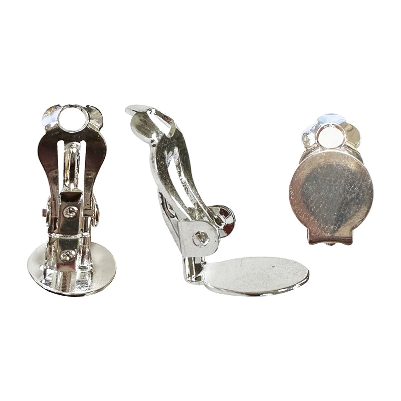 Apprêts, 'clips' d'oreilles, finition laiton argenté ou doré avec plateau à coller pour oreilles non percées. Très bonne qualité, parfait pour vos créations ou pour réparation ! Vendu par paire ou par 10 ou 100 !