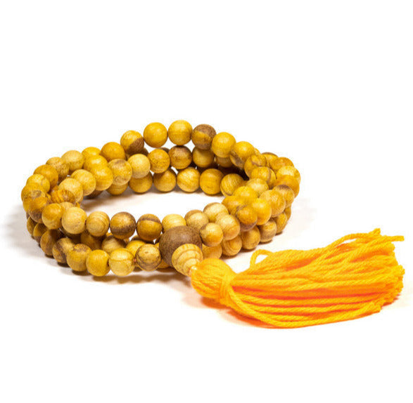 Mala en Palo Santo (bois aromatique), avec 108 perles de 8/9 millimètres, y compris la perle Guru.
Fabriqué à partir de Palo Santo du Pérou cultivé de manière durable (certifié SERFOR) !