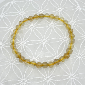 Quartz Cristal Rutile, perles rondes de 6 ou 8 mm. Vendu en fil de perle 38/39 cm, en bracelet de 17 à 21cm, en collier de 45 ou sautoir de 60cm. Qualité AA à AAA, superbes perles, belle pureté cristallin !