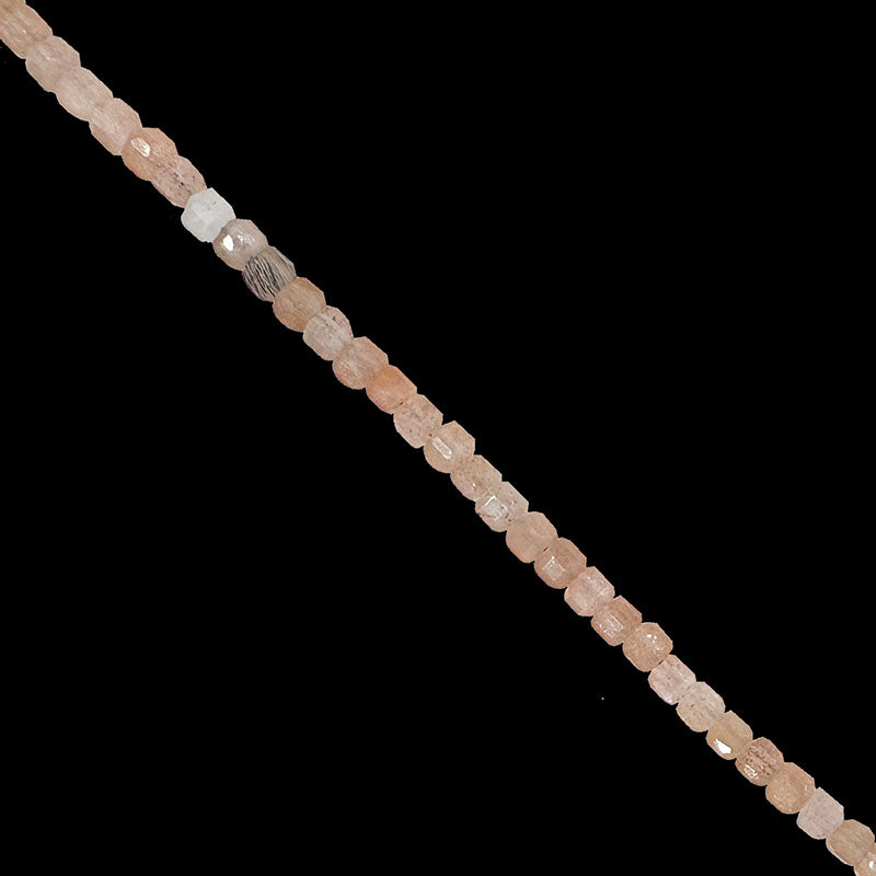 Pierre du soleil - Perles carrées de 2 millimètres. Vendu en fil de perles de 40 cm, en bracelet de 17 à 21 cm, ou en collier de 45. Qualité AA à AAA !
