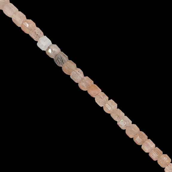 Pierre du soleil - Perles carrées de 2 millimètres. Vendu en fil de perles de 40 cm, en bracelet de 17 à 21 cm, ou en collier de 45. Qualité AA à AAA !