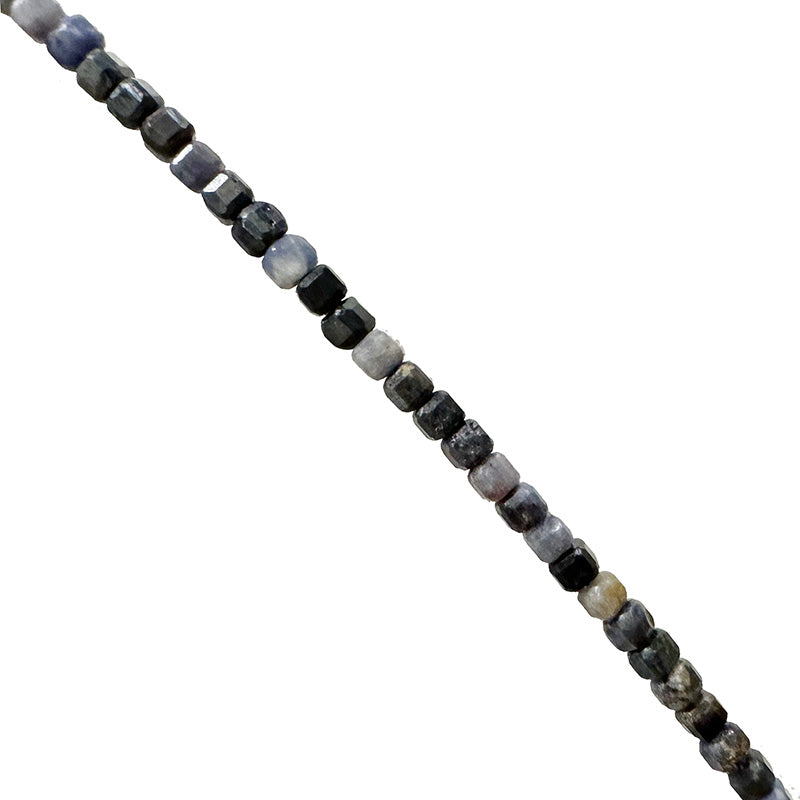 Saphir - Perles carrées de 2x2 mm. Vendu en fil de perles de 40 cm, en bracelet de 17 à 21 cm, ou en collier de 45. Qualité AA à AAA !