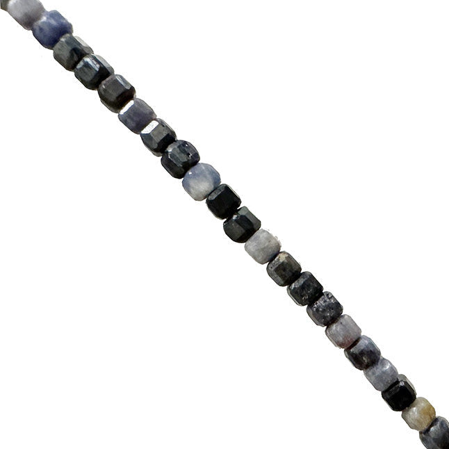 Saphir - Perles carrées de 2x2 mm. Vendu en fil de perles de 40 cm, en bracelet de 17 à 21 cm, ou en collier de 45. Qualité AA à AAA !