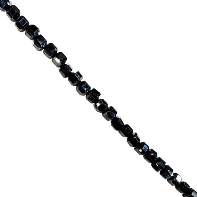 Spinelle - Perles carrées de 2 millimètres. Vendu en fil de perles de 40 cm, en bracelet de 17 à 21 cm, ou en collier de 45. Qualité AA à AAA !