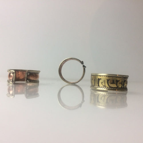 Bague en cuivre avec Mantra (prière Tibétaine). Taille réglable/ ajustable de 50 à 60 environ !