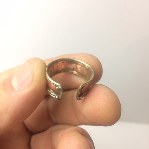 Bague en cuivre avec Mantra (prière Tibétaine). Taille réglable/ ajustable de 50 à 60 environ !