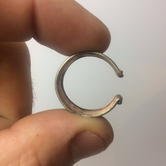 Bague en cuivre avec Mantra (prière Tibétaine). Taille réglable/ ajustable de 50 à 60 environ !