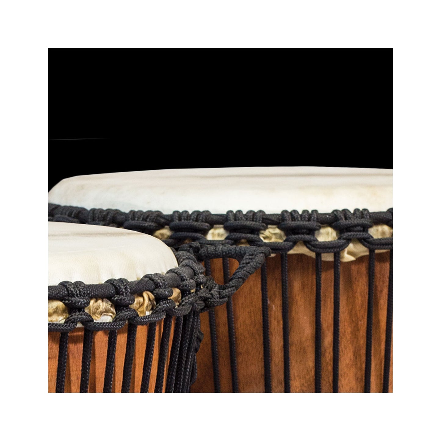 Djembé sculpté spécial basse, en bois d’acajou et peau de chèvre, au souffle profond et vibrant grâce à son anneau bass reflex !