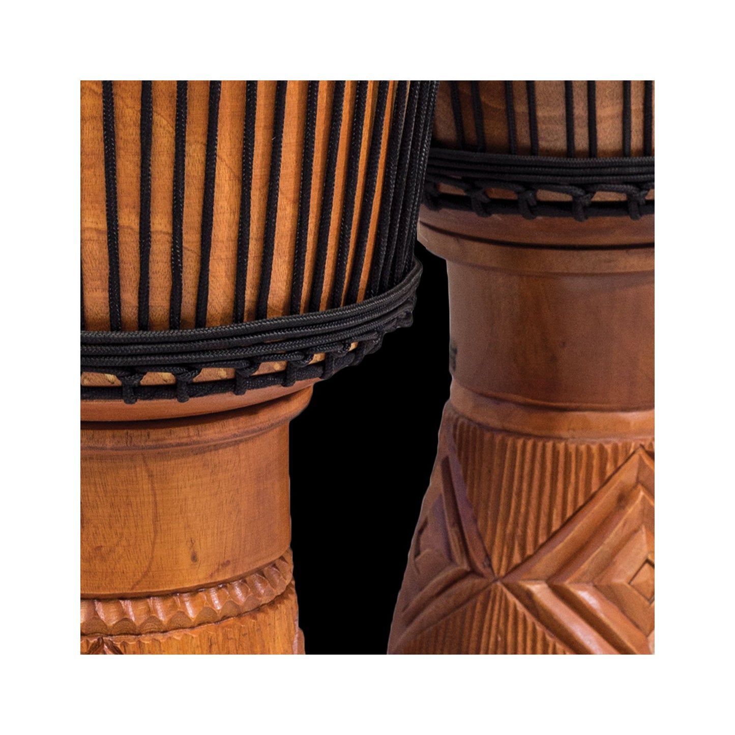 Djembé sculpté spécial basse, en bois d’acajou et peau de chèvre, au souffle profond et vibrant grâce à son anneau bass reflex !