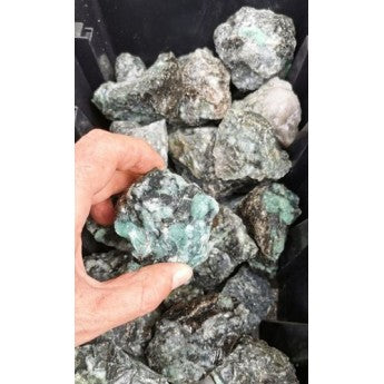 Vente au carton/flat complet de 24 pièces de 3/4 x 3/4 cm environ. Parfait pour lithothérapie, bijouterie, collection ou exposition !