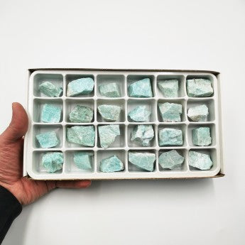 Vente au carton/flat complet de 24 pièces de 3/4 x 3/4 cm environ. Parfait pour lithothérapie, bijouterie, collection ou exposition !