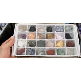 Vente au carton/flat complet de 24 pièces de 3/4 x 3/4 cm environ. Parfait pour lithothérapie, bijouterie, collection ou exposition !