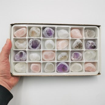 Vente au carton/flat complet de 24 pièces de 3/4 x 3/4 cm environ. Parfait pour lithothérapie, bijouterie, collection ou exposition !