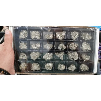 Vente au carton/flat complet de 24 pièces de 3/4 x 3/4 cm environ. Parfait pour lithothérapie, bijouterie, collection ou exposition !
