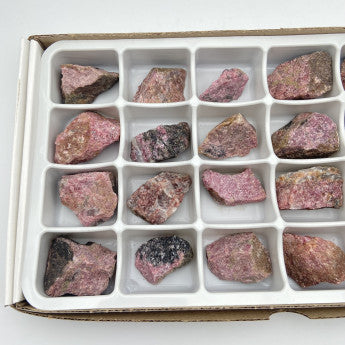 Vente au carton/flat complet de 24 pièces de 3/4 x 3/4 cm environ. Parfait pour lithothérapie, bijouterie, collection ou exposition !