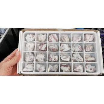 Vente au carton/flat complet de 24 pièces de 3/4 x 3/4 cm environ. Parfait pour lithothérapie, bijouterie, collection ou exposition !