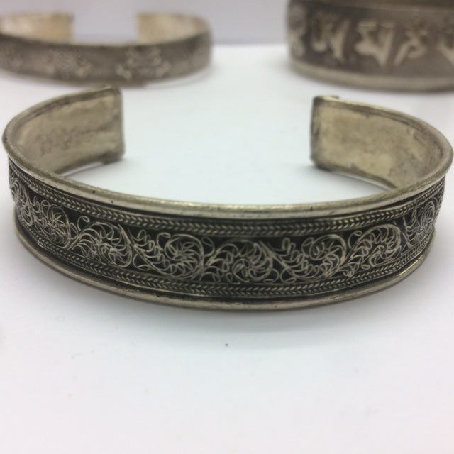 Bracelet manchette en laiton argenté, gravé d’un Mantra bouddhiste ou de motifs fantaisie – Élégant et spirituel !