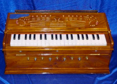 Harmonium Indien DELUXE de chez Ligner, modèle 3 voix. Rangement amovible pour le transport. Ø 61cm x 40 x 19/ 15 kgs. Réglable pour gaucher ou droitier !