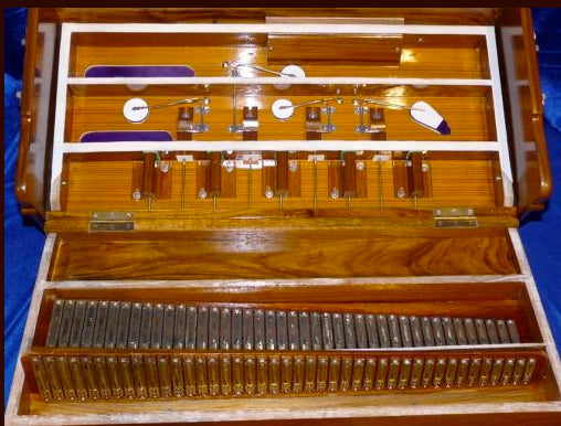 Harmonium Indien DELUXE de chez Ligner, modèle 3 voix. Rangement amovible pour le transport. Ø 61cm x 40 x 19/ 15 kgs. Réglable pour gaucher ou droitier !