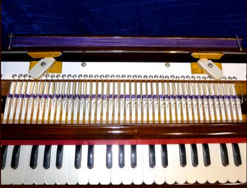 Harmonium Indien DELUXE de chez Ligner, modèle 3 voix. Rangement amovible pour le transport. Ø 61cm x 40 x 19/ 15 kgs. Réglable pour gaucher ou droitier !