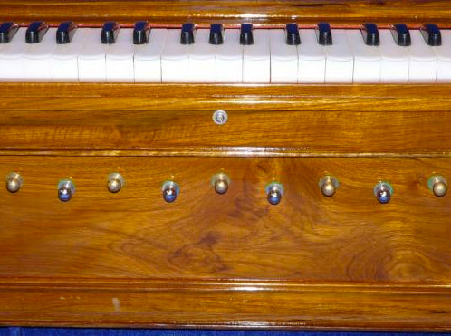 Harmonium Indien DELUXE de chez Ligner, modèle 3 voix. Rangement amovible pour le transport. Ø 61cm x 40 x 19/ 15 kgs. Réglable pour gaucher ou droitier !