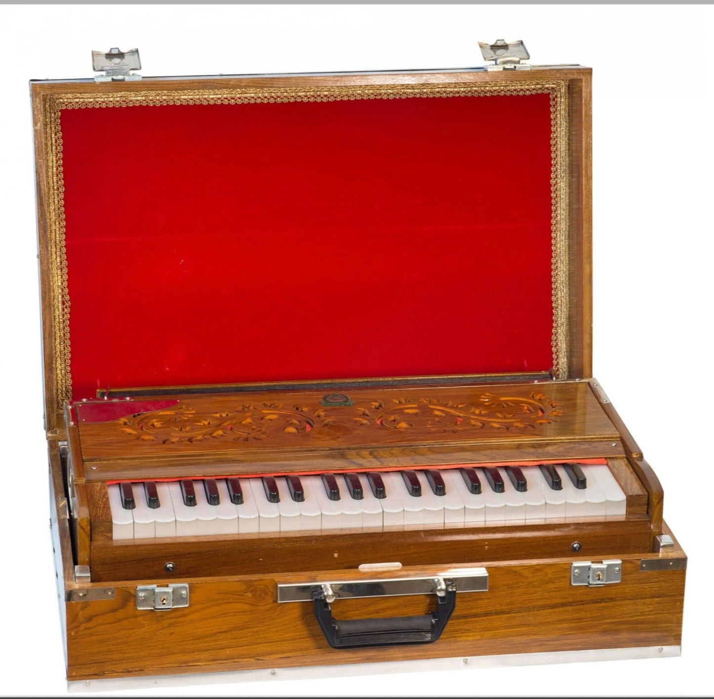 Harmonium Indien DELUXE de chez Ligner, modèle 3 voix. Rangement amovible pour le transport. Ø 61cm x 40 x 19/ 15 kgs. Réglable pour gaucher ou droitier !