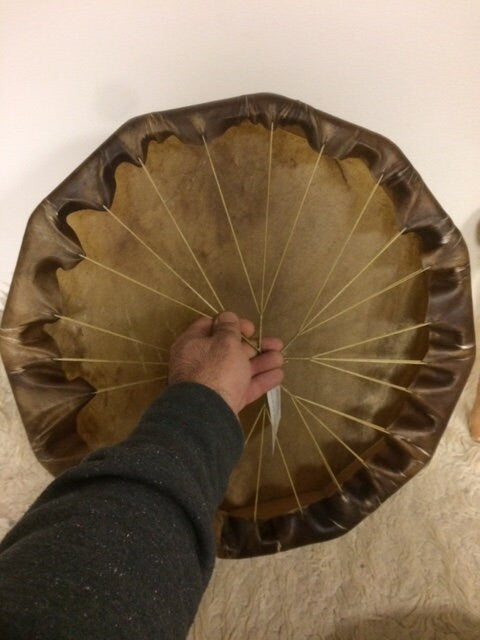 Shamanic drum made by the Indians in Quebec, bison skin, Ø 50 cm. Sold with a suitable mallet, a true work of art, perfect!